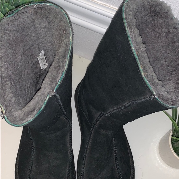 Tall black Ugg’s. Kept those feet warm with these boots. - Picture 3 of 4
